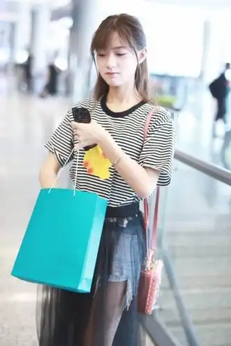 创造101的陈意涵,刚刚二十出头,虽然没有正式出道,但她活泼,又充满