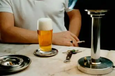 年末应酬左手一支烟右手一杯酒最伤胃