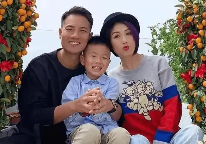 杨千嬅老公晒全家福庆祝结婚12周年,10岁儿子假笑超敬业_丁子高_丈夫