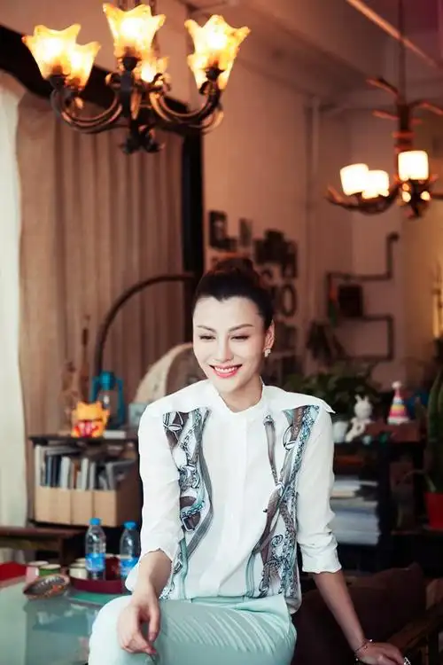 p data-id="go08dyoioj">江易珈出生于 a target="_blank" href="