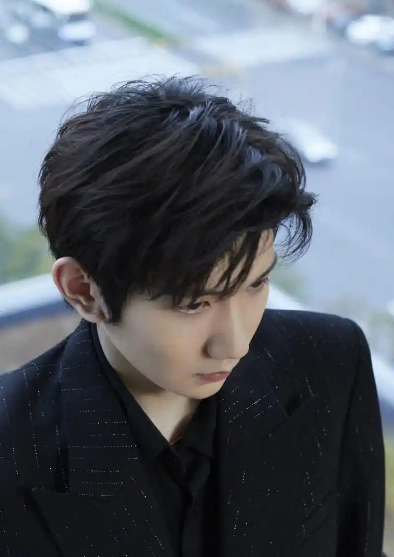 王源身穿azzaro 2021春夏高级定制连衣裙.