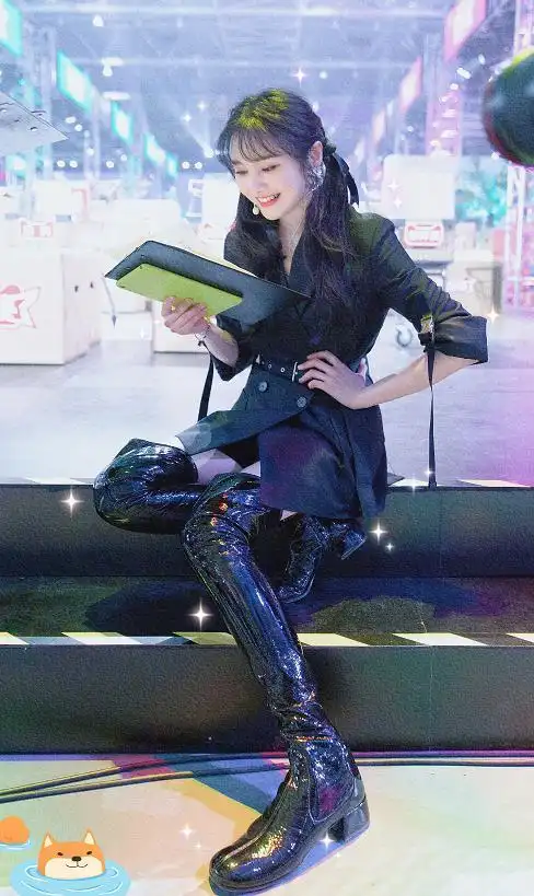 再次见证郑爽是腿精!长靴都能穿成堆堆袜,这腿一般女生羡慕不来