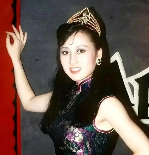 小时候的利智一直跟随母亲在上海生活.