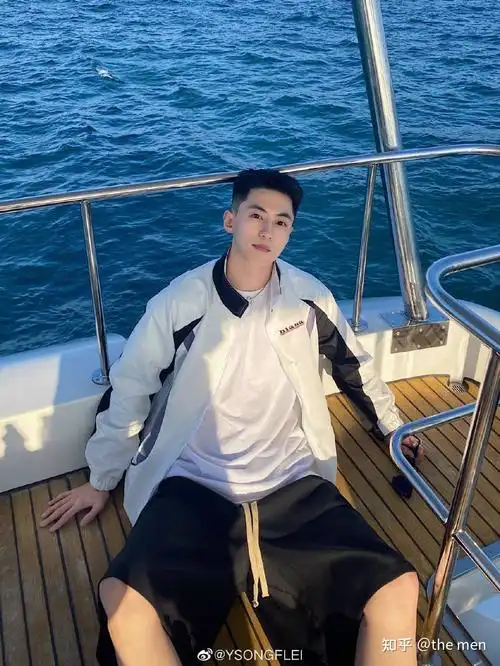 有无高中素人帅哥的照片?晒出你们学校最好看的男生的照片,跪求? - 知