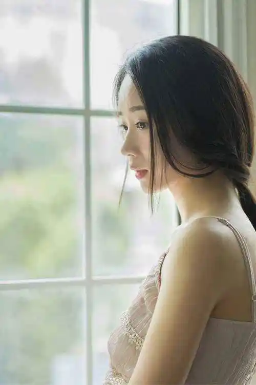 解读:女生侧脸怎么拍?6个拍摄技巧,拍摄出唯美女神侧脸照