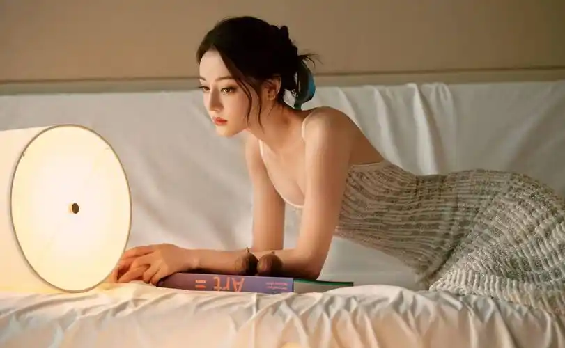 "迪丽热巴闪耀登场:吊带礼服彰显优雅天鹅颈"_年轻人_时尚_明星