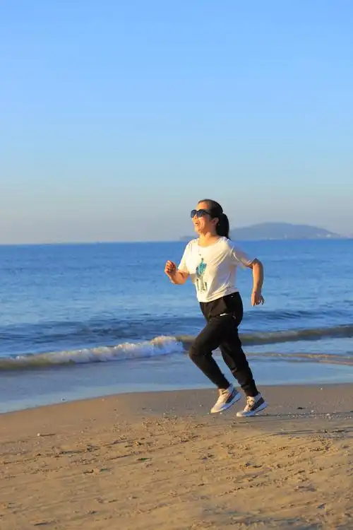 湾海滩,偶遇拍照小艺人,经不住几番纠缠付款后照了几张所谓的沙滩照