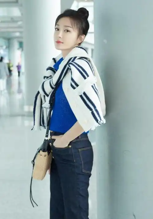 秦岚穿宝蓝色毛衣配牛仔裤,38岁不失灵动温婉,元气满满!
