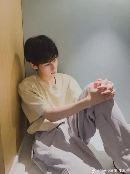 张真源超话#张真源低头笑#九敏,张真源的笑太治愈了!