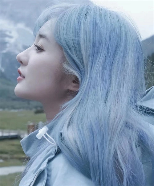 巨显白的冰蓝色 任何时候染都仙气_2023年流行发型 - 美发站