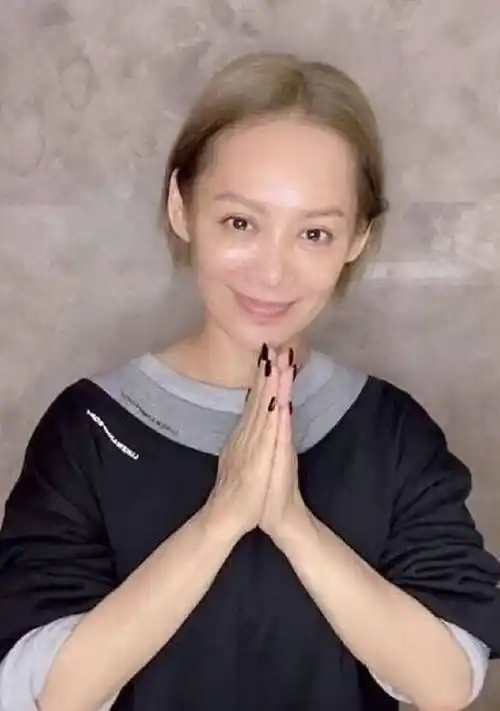 宁静参加选秀节目熬夜训练,卸掉浓妆后素颜出镜,说她48岁我信了_保养