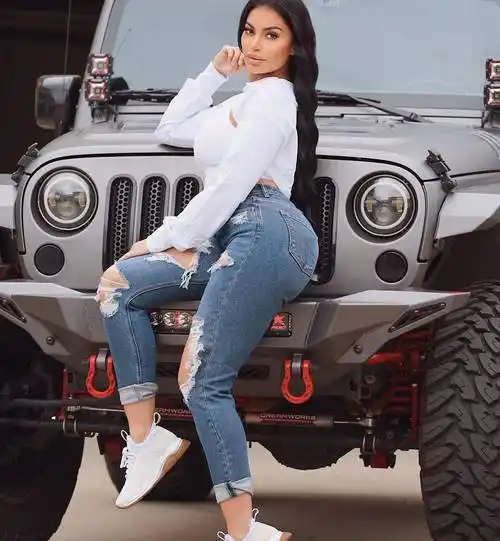 她是阿塞拜疆的模特,既有亚洲的甜美面孔,又有欧美的曲线身姿_lareina