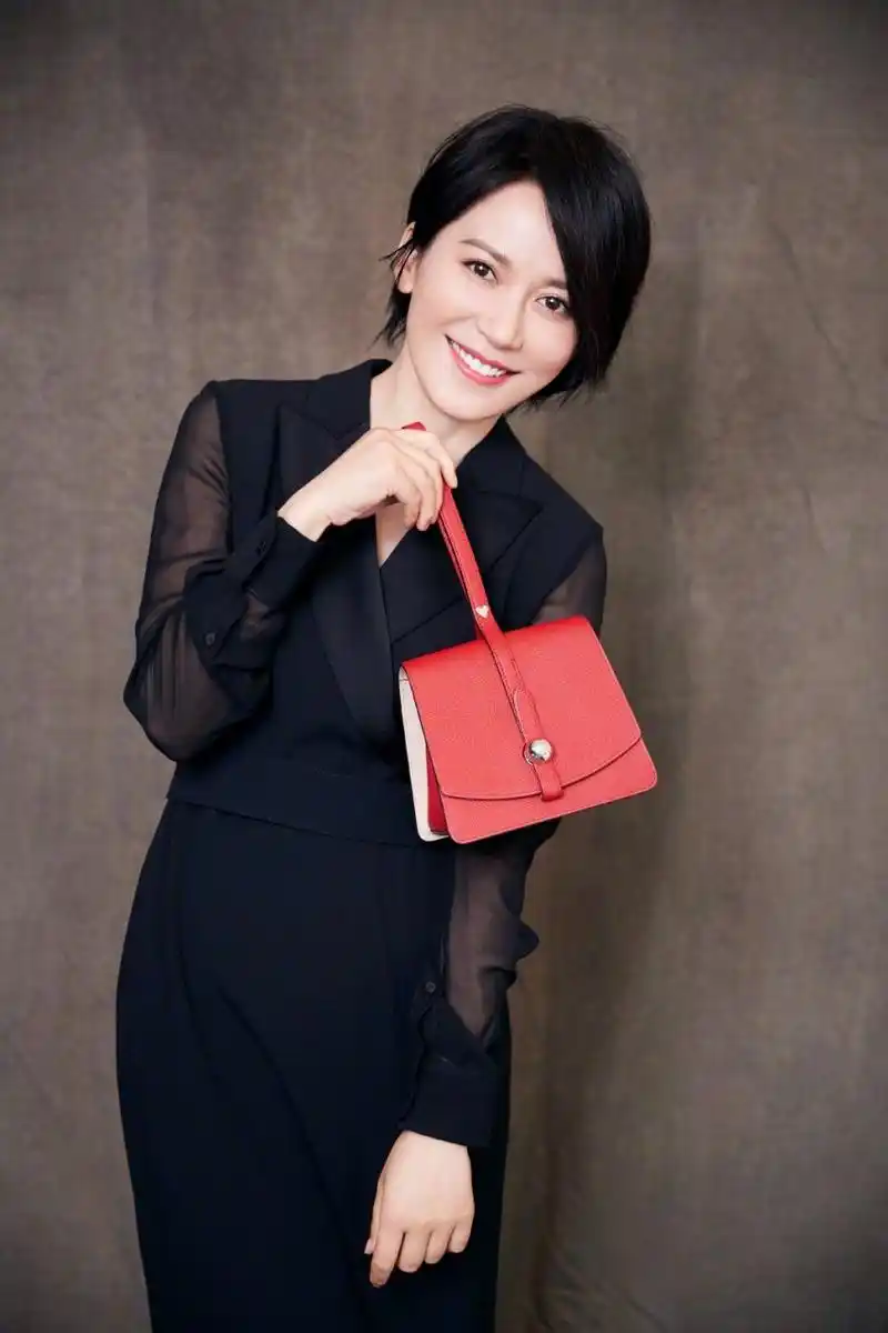 47岁的俞飞鸿美成20岁,身穿黑色连衣裙搭配短发发型,干净利落!