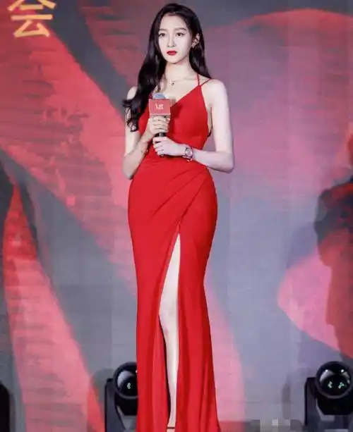 继"小丑女",关晓彤身穿开叉红裙引热议,造型师深造过吧_身材_照片