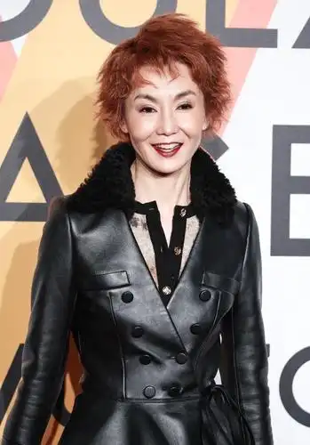 54岁张曼玉近照,染红发穿黑色皮衣,苹果肌太饱满!网友:脸僵!