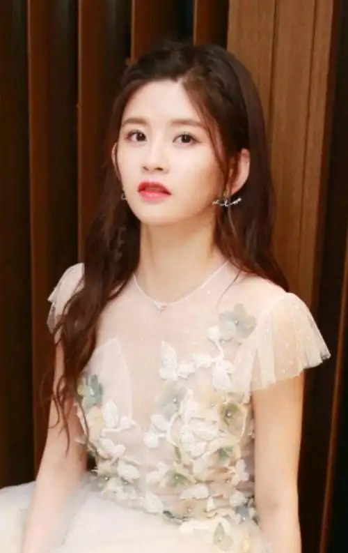 林思意在舞台绽放光芒的美少女