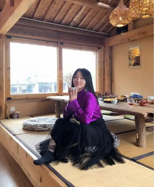 甜歌天后杨钰莹近照云游四海闲暇自在47岁活成了少女模样