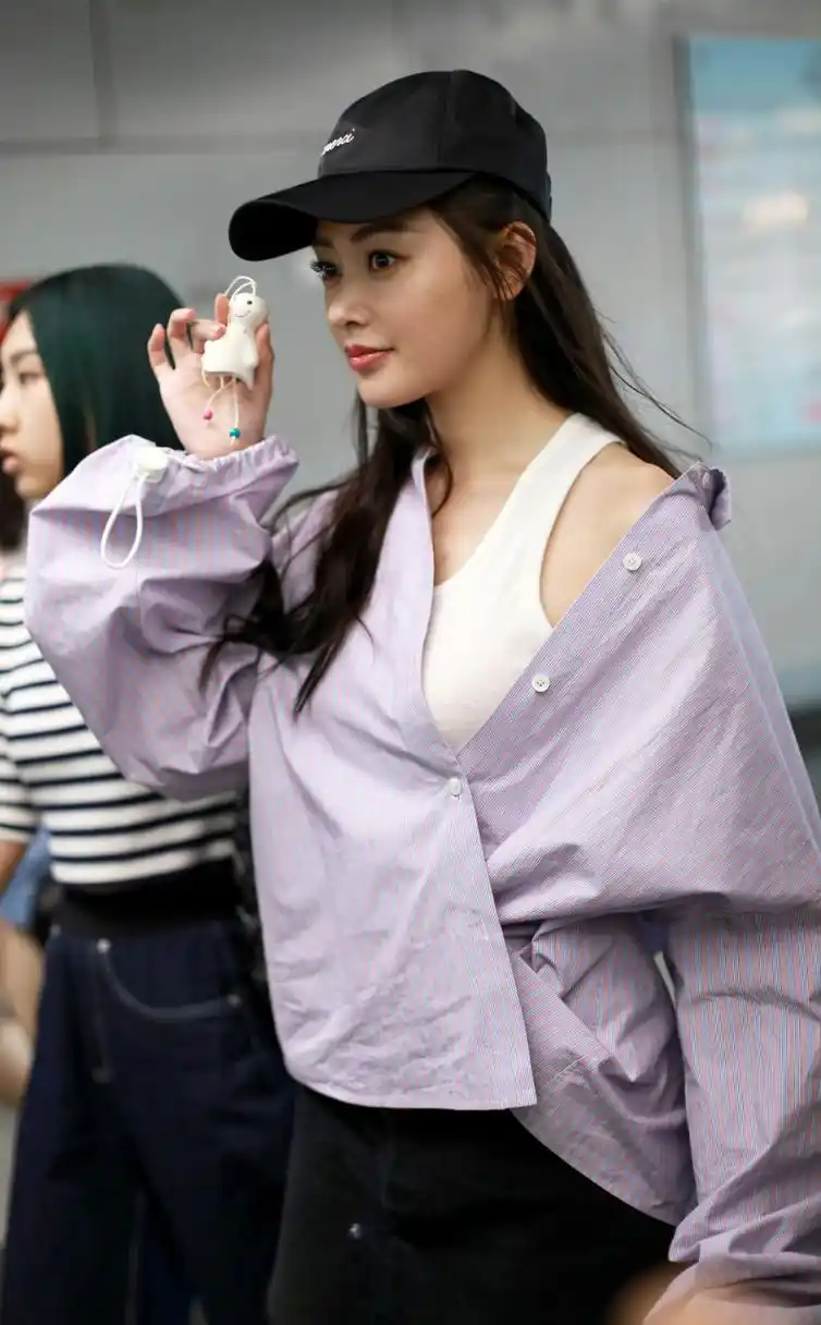 张天爱机场生图直拍,普通衬衫拍出高级感. #娱乐最前沿# #美女