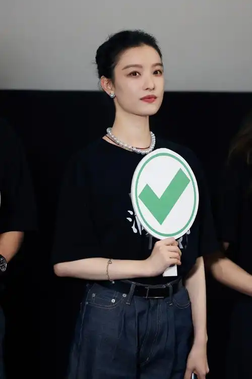 倪妮超话@倪妮v出席电影#消失的她#北京首映礼,金牌律师陈麦登场,抽丝