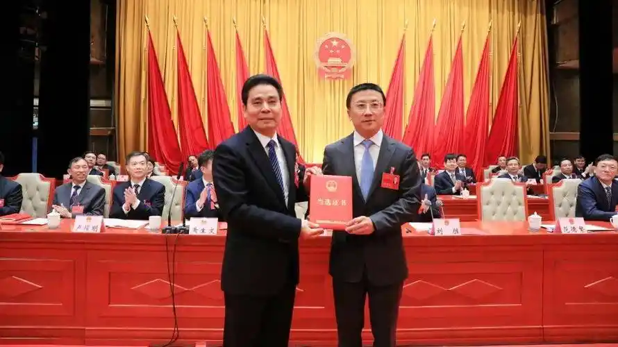 刘胜(左)为周益川(右)颁发当选证书周益川当选罗湖区第八届人大常委会