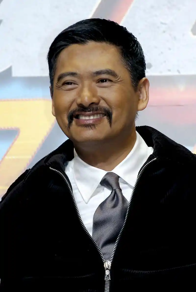 1982年,周润发被陈玉莲甩了之后喝洗洁精自杀,幸好被抢救回来,后来