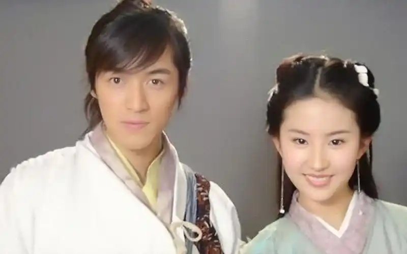 胡歌被问:为何没和刘亦菲在一起?他下意识的回答,暴露两人关系