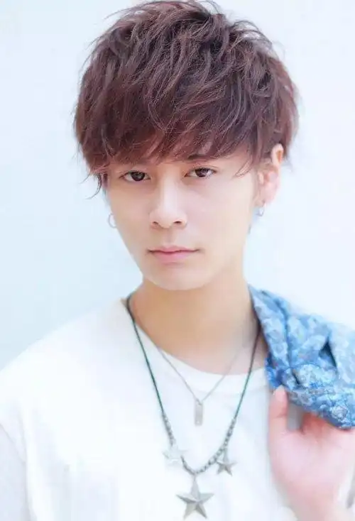 靠上的头发是做着蓬松的效果,闪烁出别样风韵的男生短发,微卷头发部分