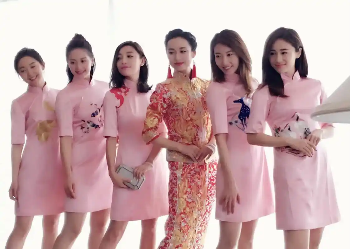 吕一的伴娘团由好姐妹高露,王力可,高晓菲,刘芸,李瑾担任.