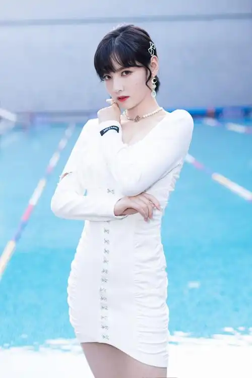 硬糖少女303赵粤露背白裙性感写真图片