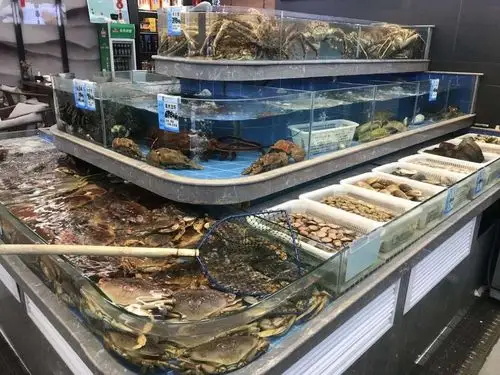 在超市海鲜池三层鱼池超市移动式鱼缸中为什么同一种水产会有不同颜色