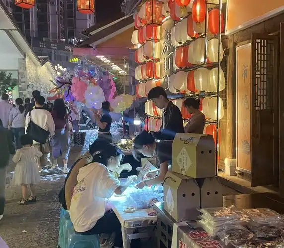 展示才艺贩卖快乐儒林路上聚集了一群摆摊青年