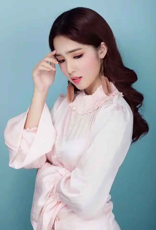 中越混血高中女孩因长相漂亮走红,称感谢父母给了自己好基因