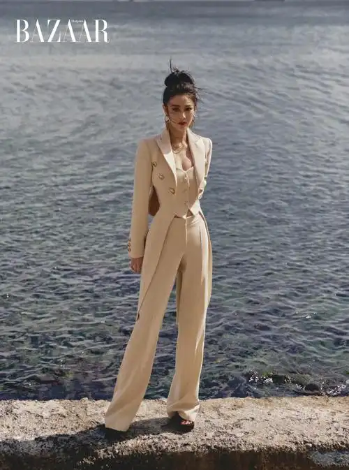 36岁张馨予登时尚芭莎封面穿透视连衣裙大秀傲人身材