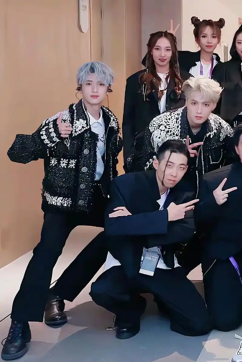 贺峻霖.会见面的 一定会的 在合适的地点合适的时间 我们会见 - 抖音