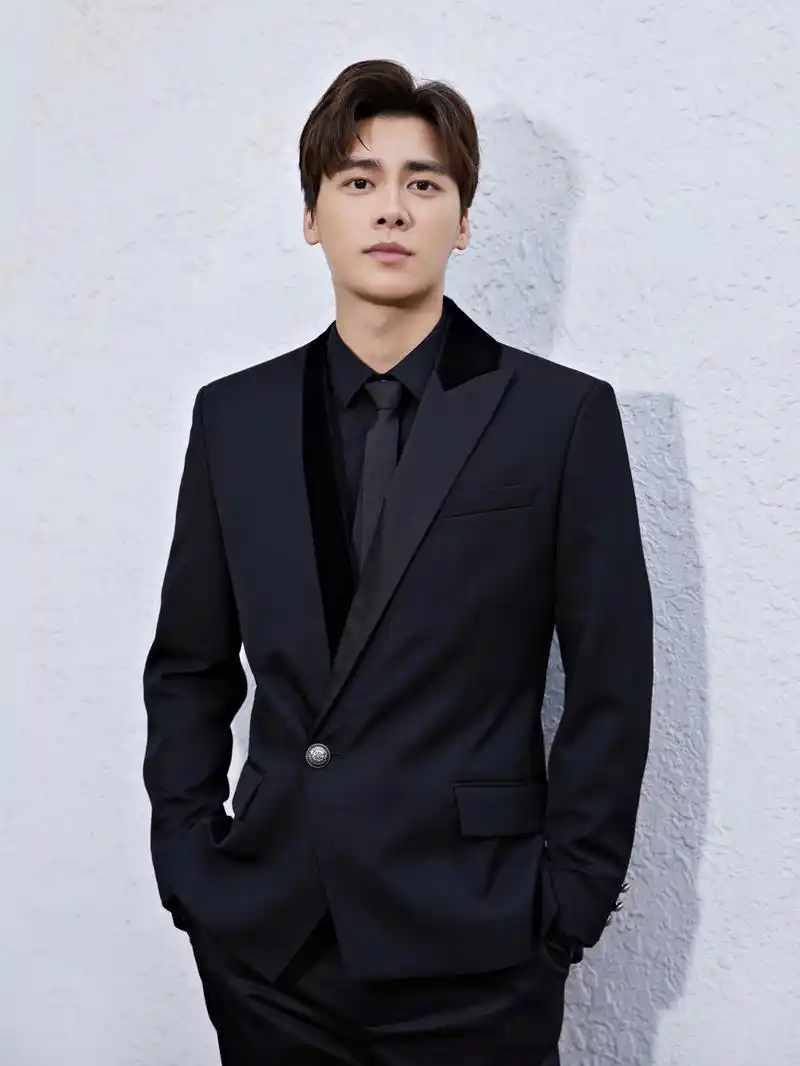 李易峰全黑西服正装 优雅绅士气场全开