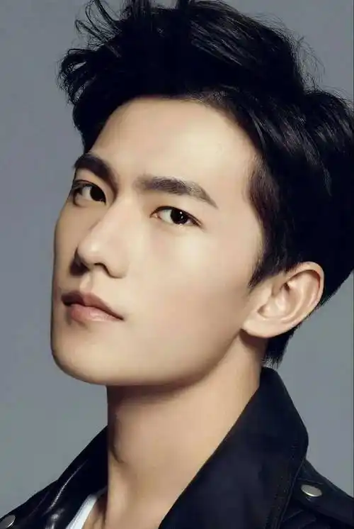 中国内地男演员,歌手,职业摩托车代赛车手.