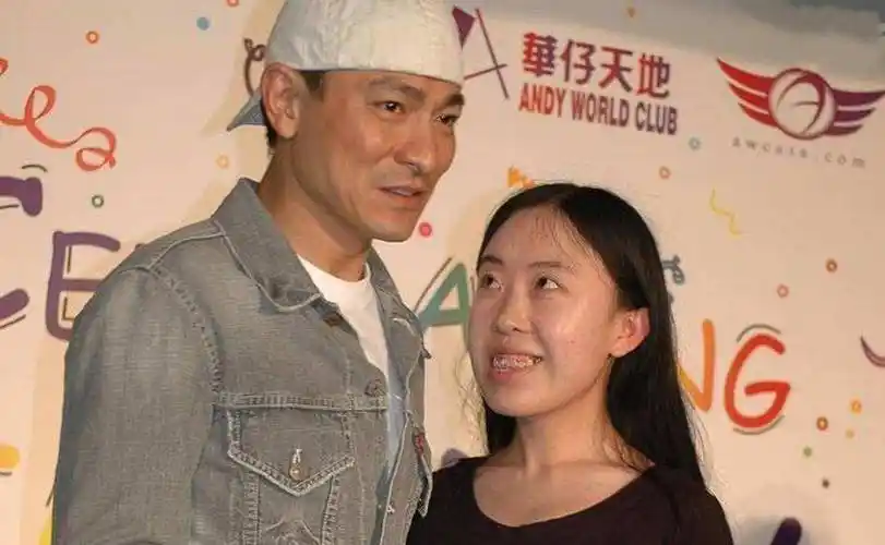 原创刘德华的疯狂粉丝41岁依然单身这辈子我只给刘德华伴舞