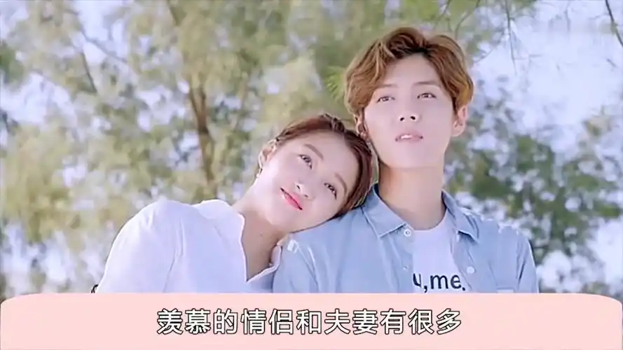 关晓彤差点被虫子吓哭,有谁注意到鹿晗的反应,爱与不爱一目了然