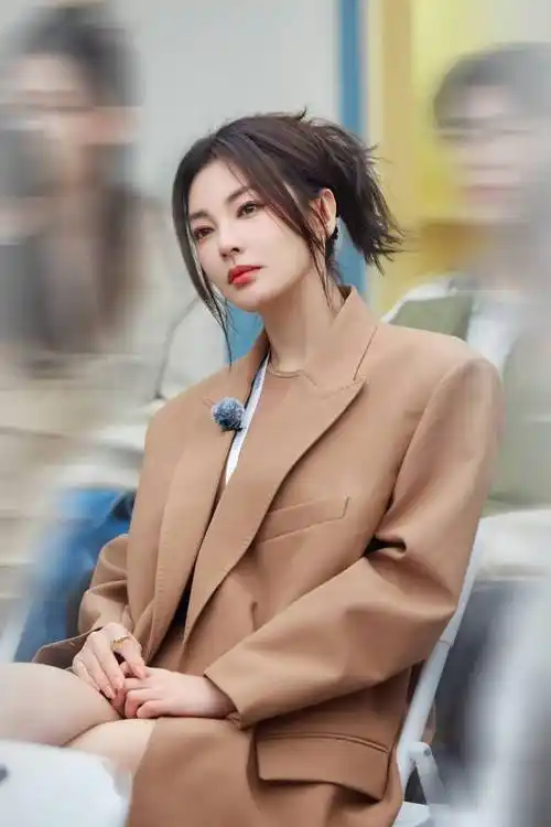 张雨绮卡其色西装造型录制综艺《女子推理社》 超强御姐范霸气十_look