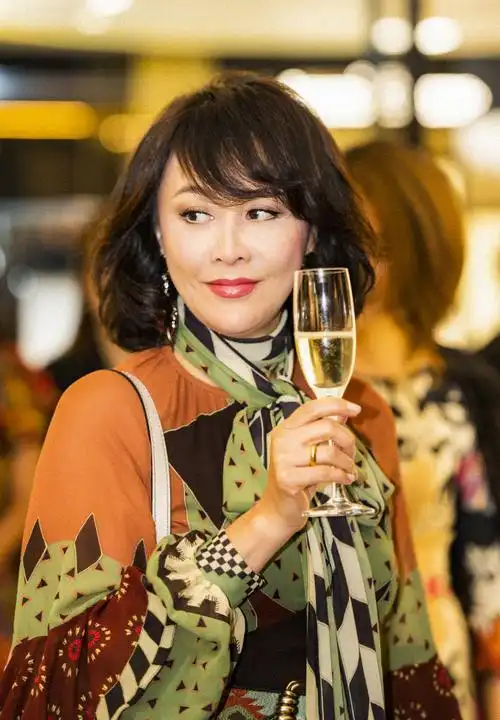 53岁刘嘉玲撞衫39岁姚晨系丝巾让她输了身材却靠气场扳回一局