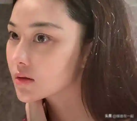 张馨予自信晒侧颜与素颜,自然美与保养之道大揭秘
