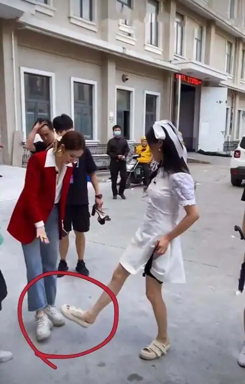 偶遇杨超越戚薇录节目两人现场比脚大离开滤镜身材亮了