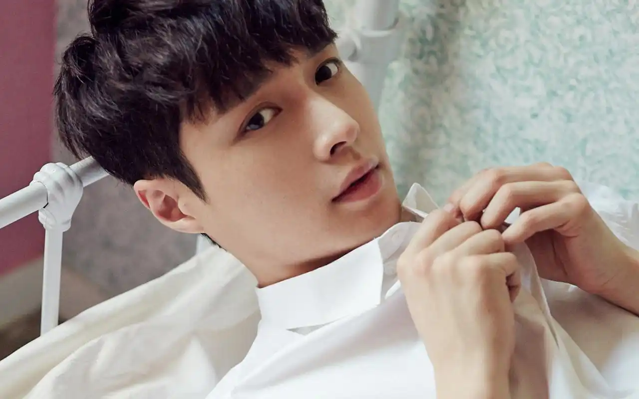 张艺兴白衬衫简约风写真高清桌面壁纸图片下载