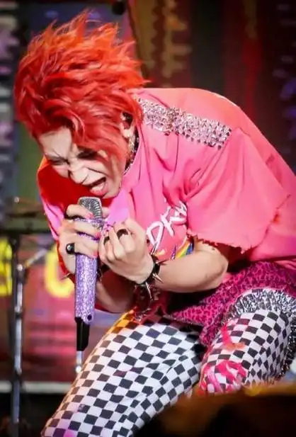 说小鬼的这身造型非常杀马特,非主流