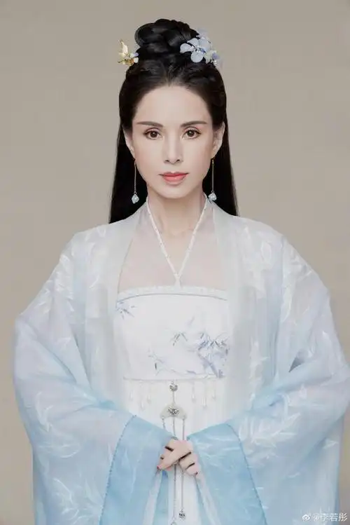 组图:李若彤晒九宫格美照 穿浅蓝色古装"凉意"满满