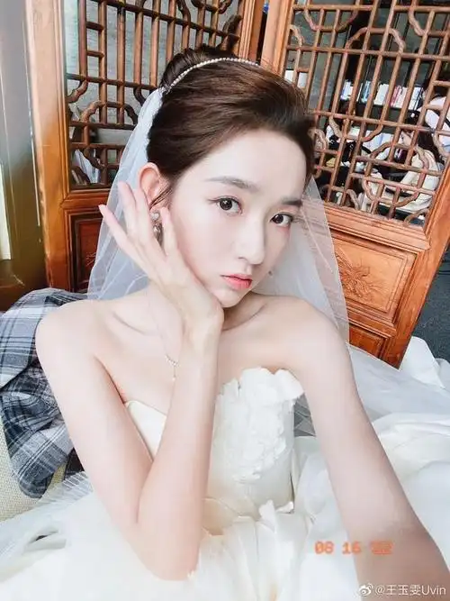 播出期间,王玉雯空降个人社区积极主动回复网友喜爱,用心分享自己眼中