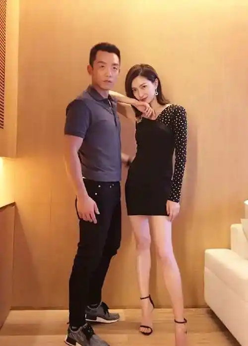 江疏影谈大学时被郑恺烧头发:不知道他怎么想的!你们怎么看?_网易订阅