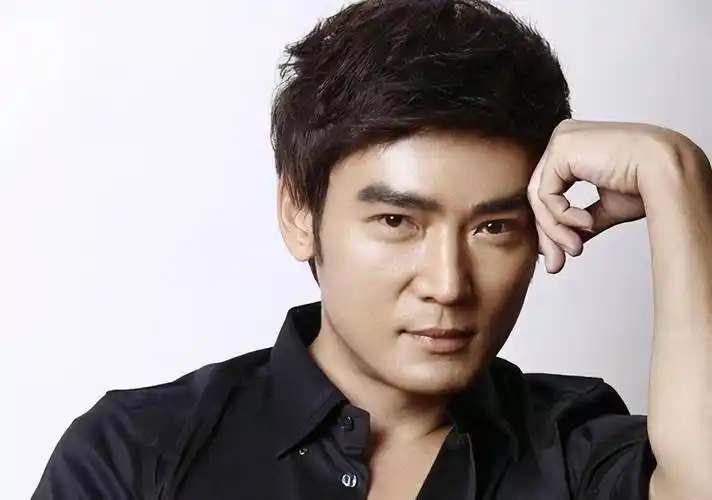 原创52岁焦恩俊近照曝光满脸油光发福显老态小李飞刀变油腻大叔