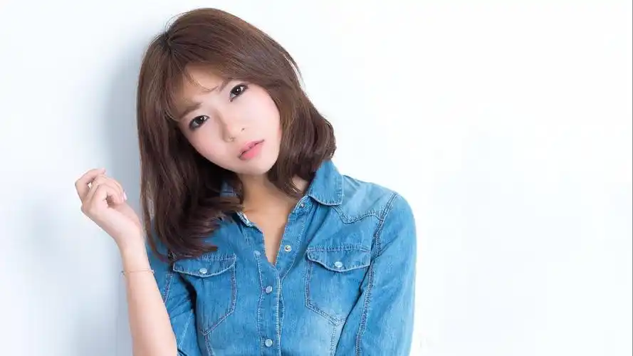 穿牛仔衣的女生时尚写真桌面壁纸下载5