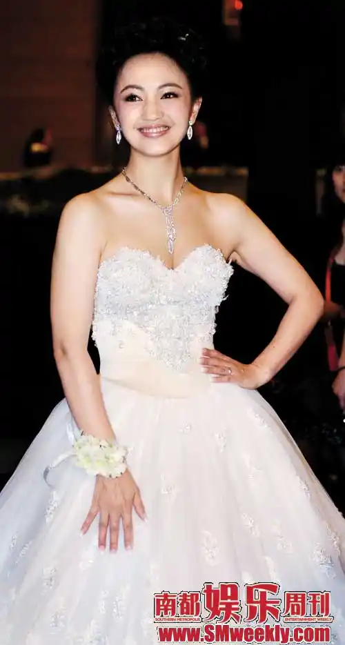 罗海琼婚礼上绽放笑容